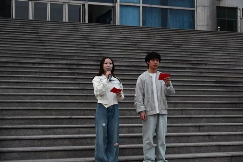 图一 主持人致开幕词