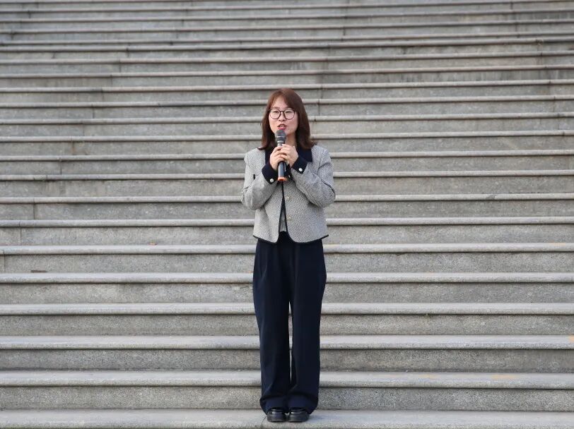 图二 党支部副书记王胜男宣读比赛规则