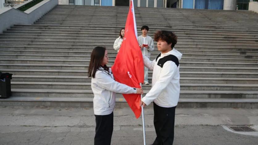 图三 团总支书记常晓玲为领跑同学交旗